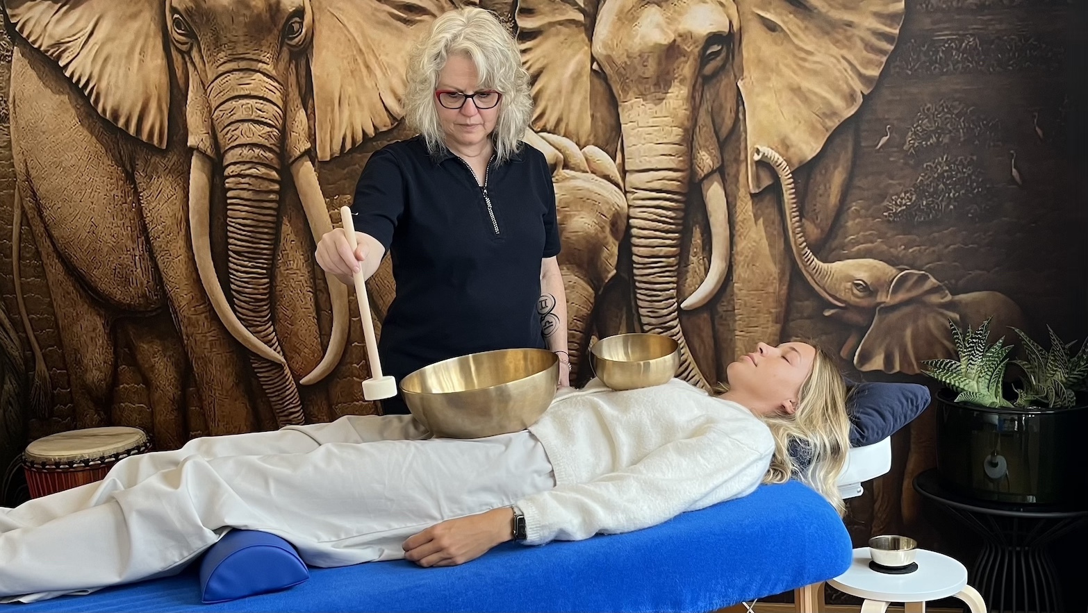 Klangschalenbild mit Trainer